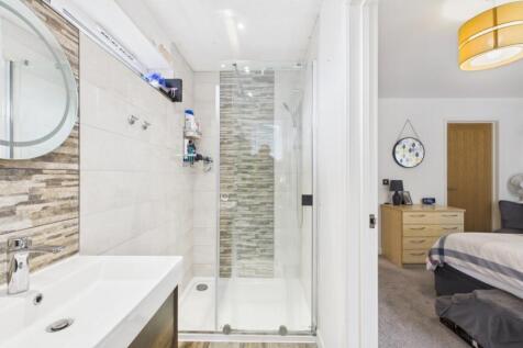 ewemove-goodwoodclose-masterbathroom1