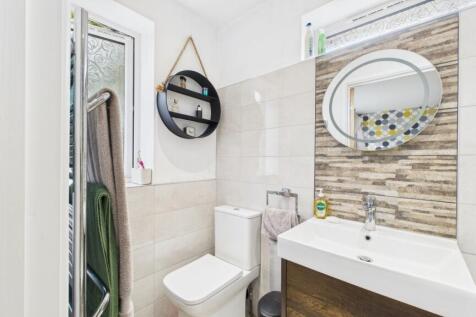 ewemove-goodwoodclose-masterbathroom2