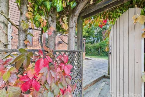 Entrance to Back Garden 