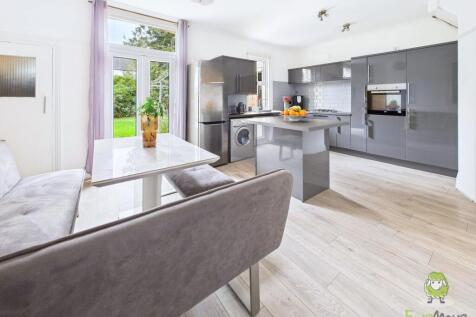 CAM01543G0-PR0161-STILL015