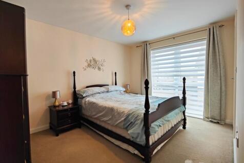 master bed w ensuite