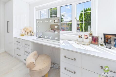 CAM01543G0-PR0141-STILL124