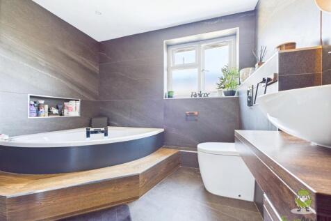 CAM01543G0-PR0142-STILL012