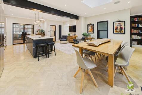 CAM01543G0-PR0166-STILL074