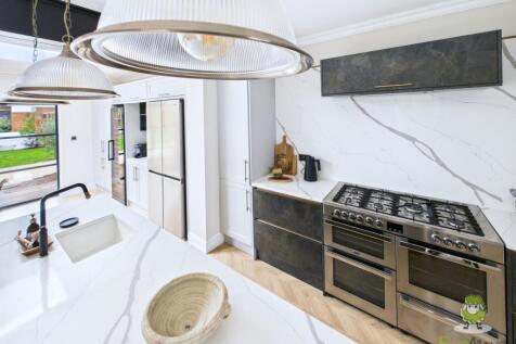 CAM01543G0-PR0166-STILL062