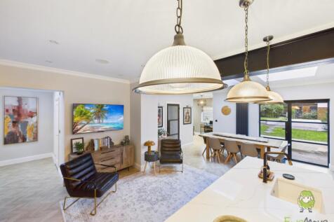 CAM01543G0-PR0166-STILL056