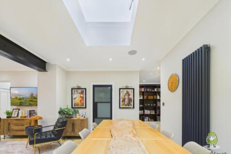 CAM01543G0-PR0166-STILL075