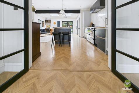 CAM01543G0-PR0166-STILL059