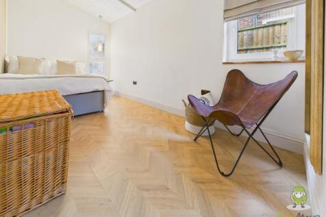 CAM01543G0-PR0166-STILL027