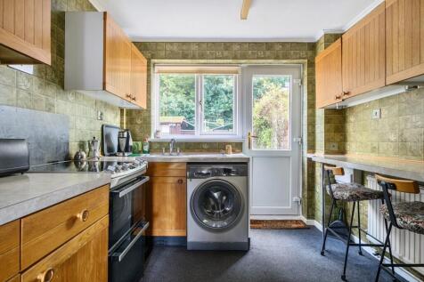 33 HEOL DEWI KITCHEN 3