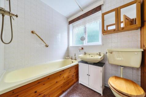 33 HEOL DEWI BATHROOM FROM DOOR