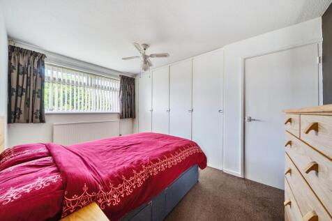 33 HEOL DEWI BEDROOM 1