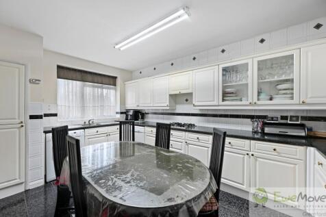 EM - 153a Whitby Road - Kitchen3 (1)