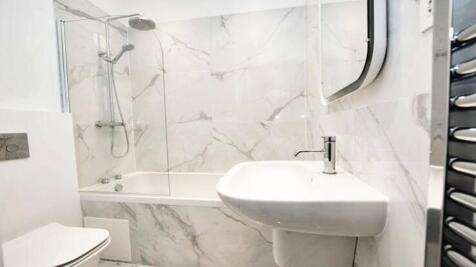 Flat 2 36 Putney Hill - Main bathroom 2