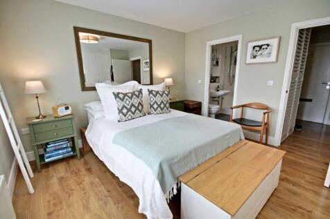 Flat 2 6 Holford Way - Bedroom 1-en suite