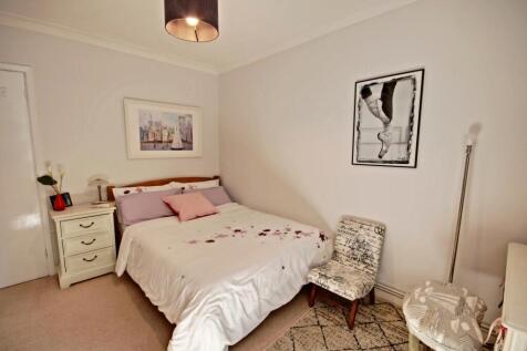 Flat 1 Kinnaird House - Bedroom 2-door close