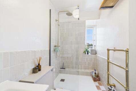 CAM03750G0-PR0073-STILL010