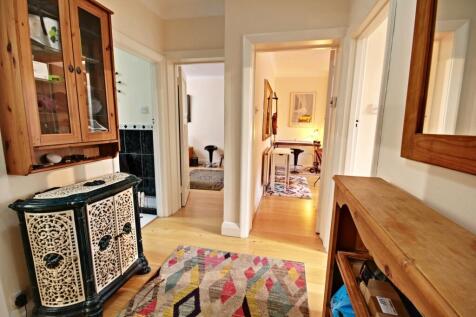 140 Norbiton Hall - hallway-reception