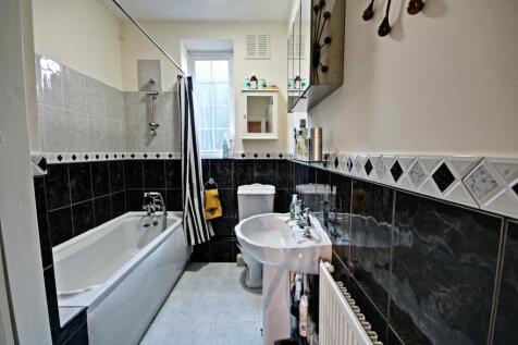 140 Norbiton Hall - bathroom-window