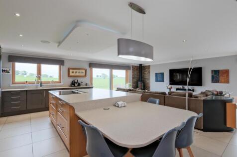Kitchen &amp; Family Room