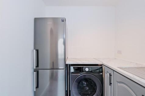 021-241 Dyfrig St, Shotts ML7 4BY.jpg