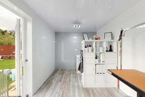 Grooming Room /  Off