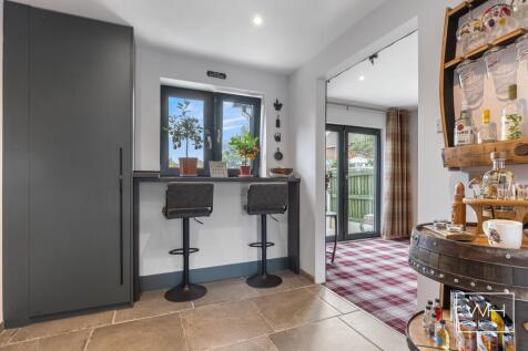2 Colchester Court, 