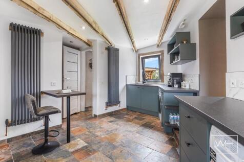 2 Colchester Court, 