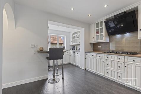 4 Manor Farm Close, 