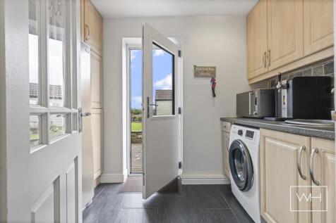 4 Manor Farm Close, 