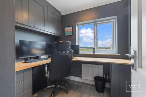 4 Manor Farm Close, 