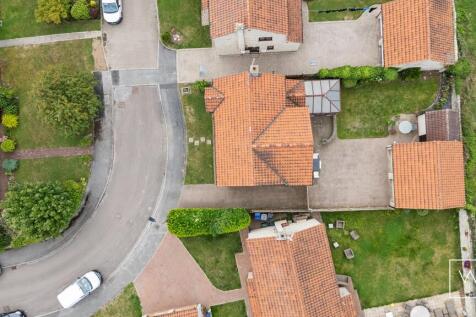 4 Manor Farm Close, 