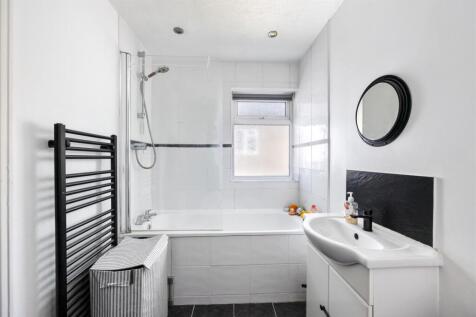 Benfield Court 9 BATHROOM2.jpeg