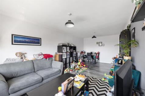 Benfield Court 9 LOUNGE THRU.jpeg