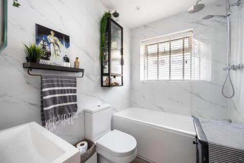 Greenleas 32 BATHROOM.jpeg