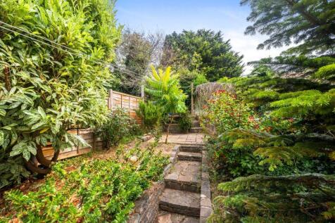 Chichester Close 3 GARDEN STEPS.jpeg