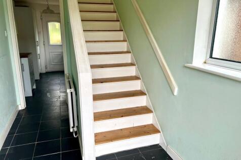 Chichester Close 3 hall.jpg