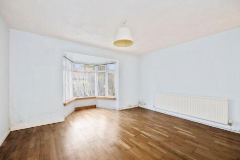 Chichester Close 3 LOUNGE.jpeg