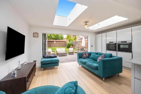 Fallowfield Cresecent 30 LIVING ROOM3.jpeg