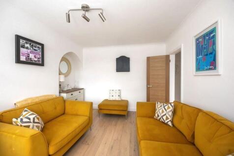 Fallowfield Cresecent 30 LOUNGE3.jpeg