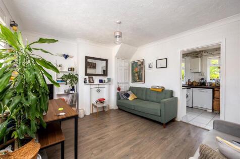 Stapley Road 44 LIVING TO KITCHEN.jpeg
