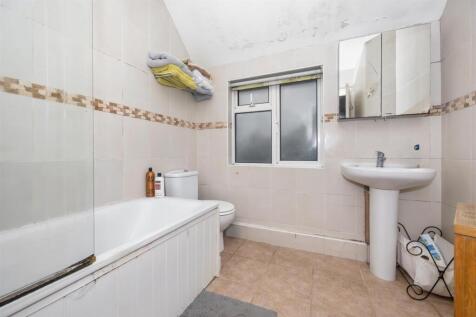 Poplar Avenue 38 bathroom.jpeg