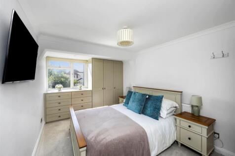 Upper Kingston Lane 6 BEDROOM 1.jpeg
