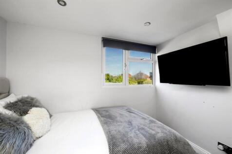 Upper Kingston Lane 6 BEDROOM 2.jpeg