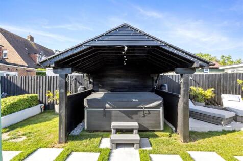 Upper Kingston Lane 6 JACUZZI.jpeg