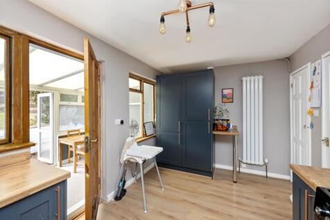 Dean Close 50 KITCHEN 2.jpeg