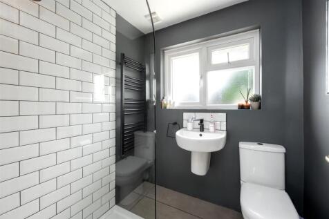 Dean Close 50 BATHROOM.jpeg