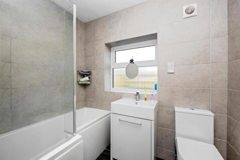 Elm Drive 9 BATHROOM.jpeg
