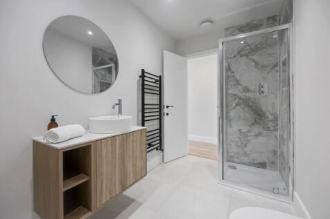 Gleton Avenue 15 BATHROOM 2A.jpeg
