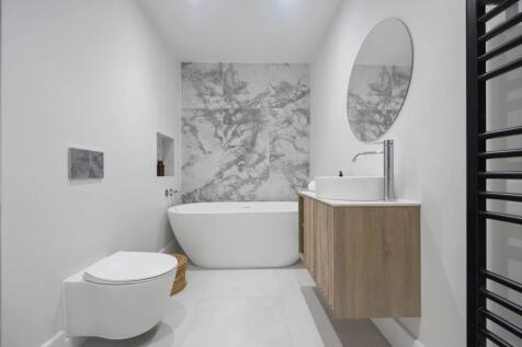 Gleton Avenue 15 BATHROOM 2.jpeg